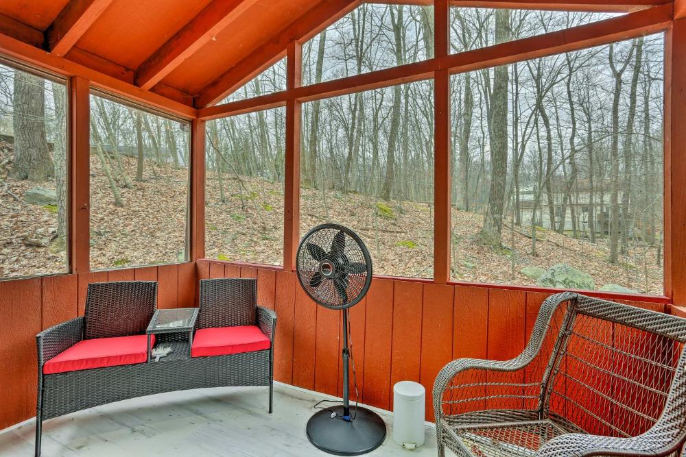 4 Mi to Tubing Cozy Bushkill Cabin with Deck!